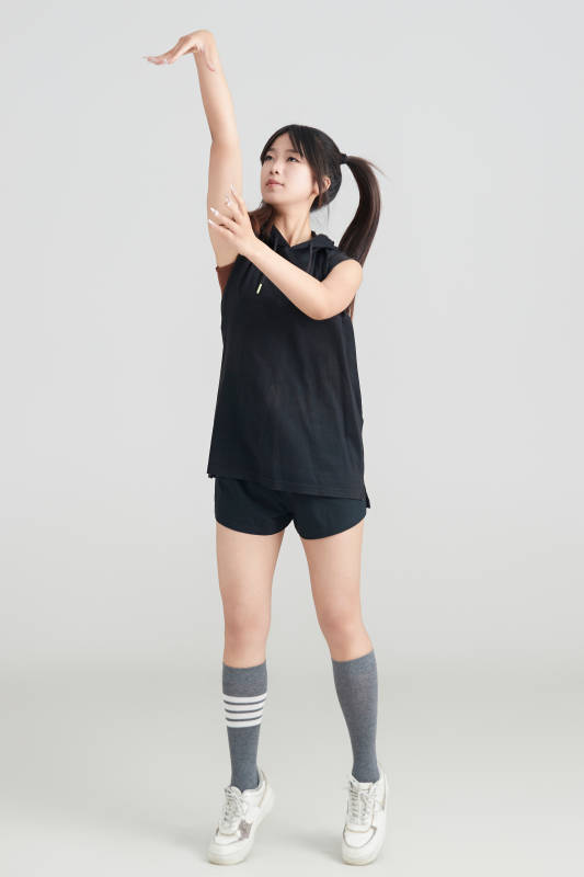 白色背景下的年轻女孩和篮球