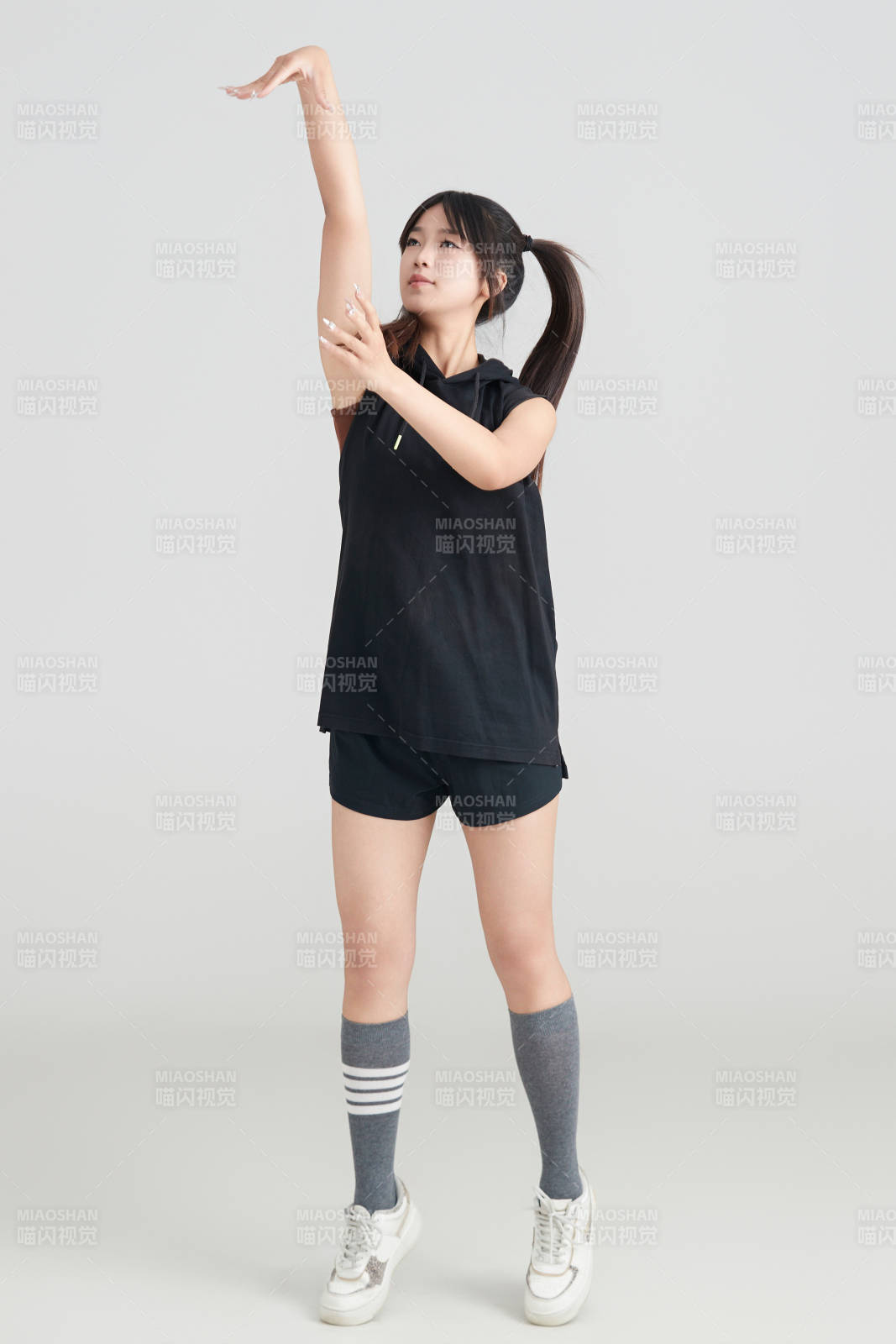 白色背景下的年轻女孩和篮球