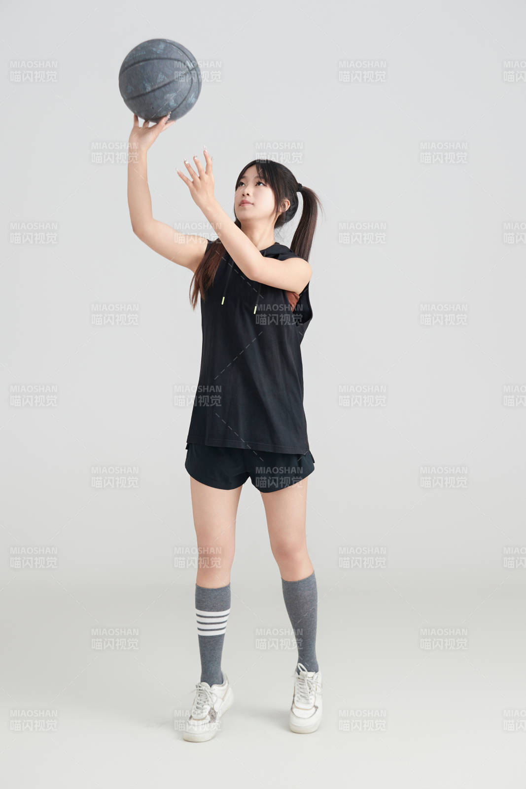 白色背景下的年輕女孩和籃球