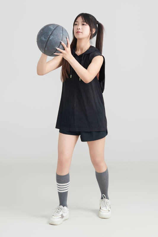 白色背景下的年轻女孩和篮球