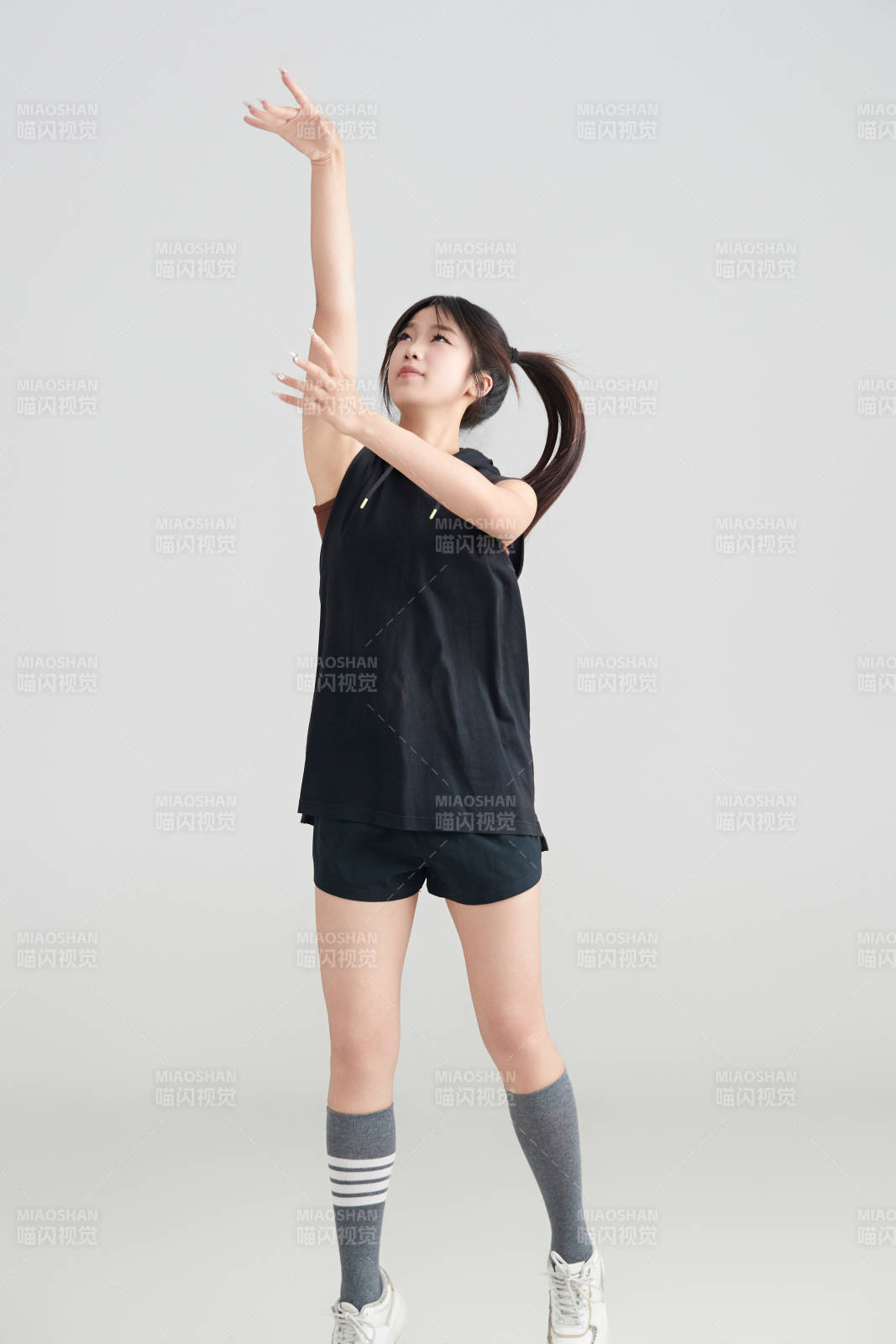 白色背景下的年輕女孩和籃球