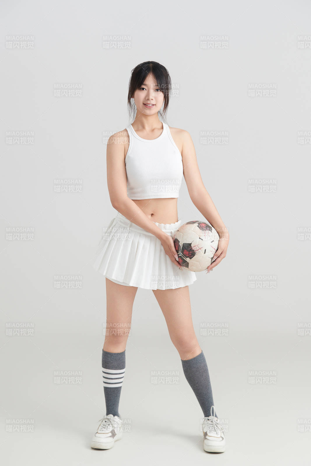 白色背景下的快乐的足球宝贝