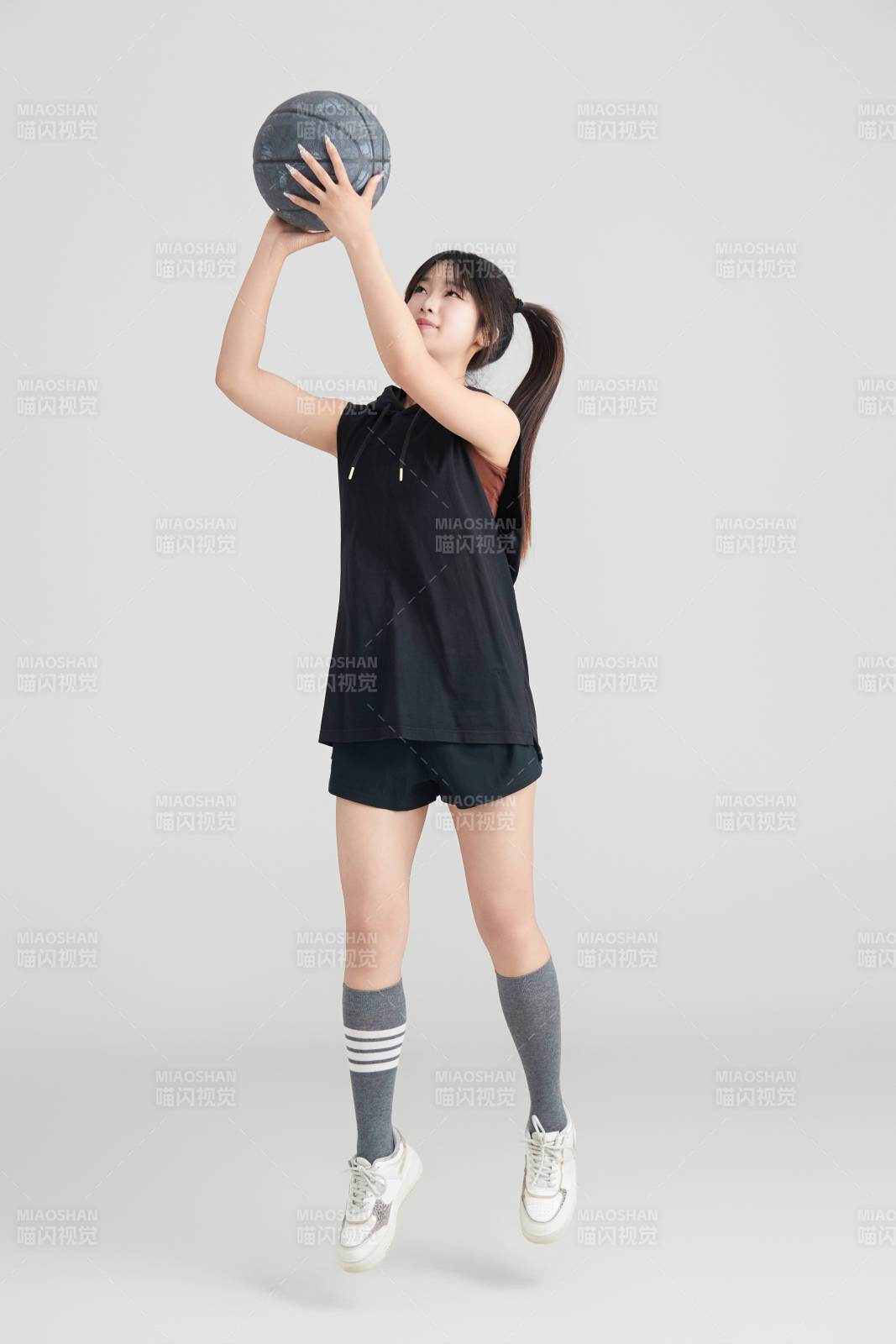 白色背景下的年輕女孩和籃球