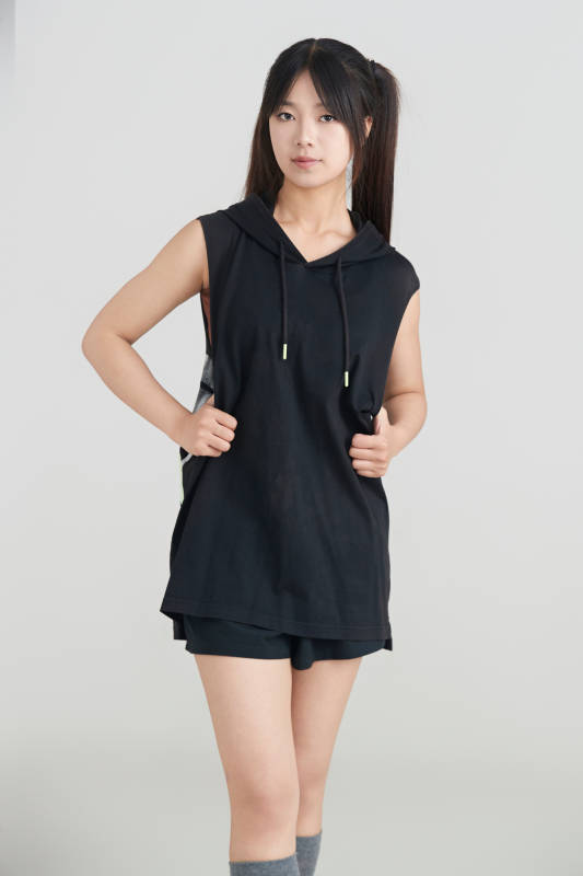 白色背景下的年輕女孩和籃球