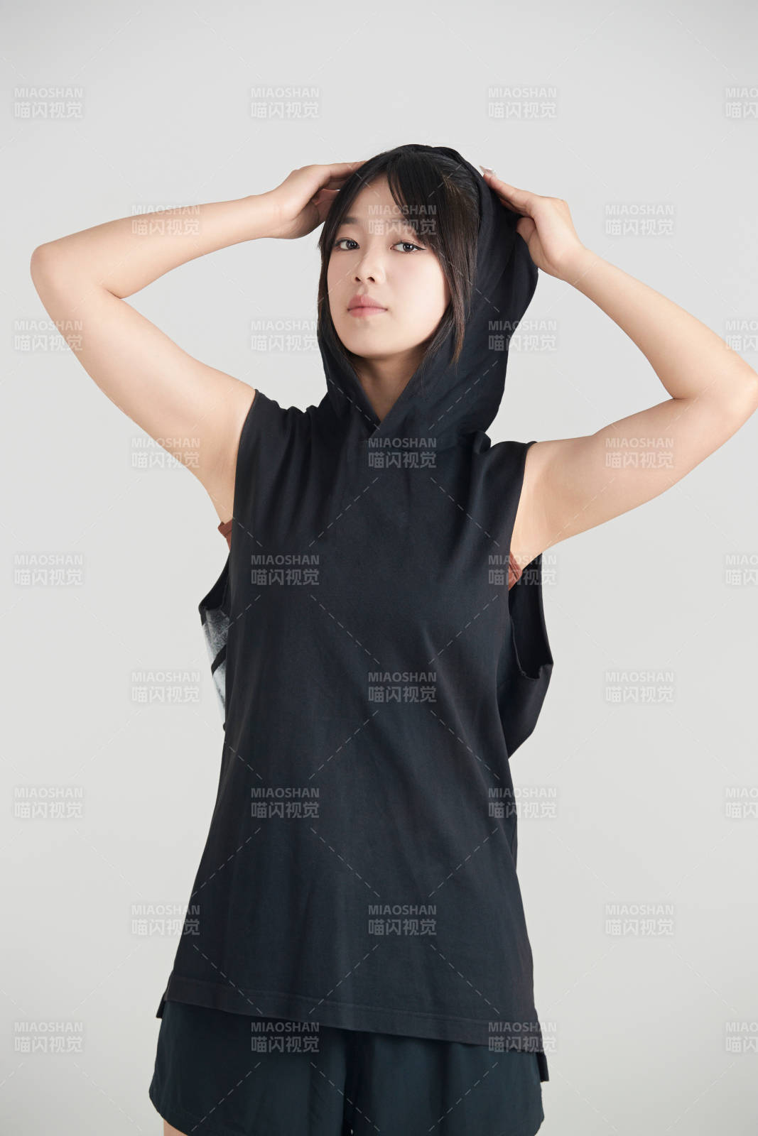 白色背景下的年輕女孩和籃球