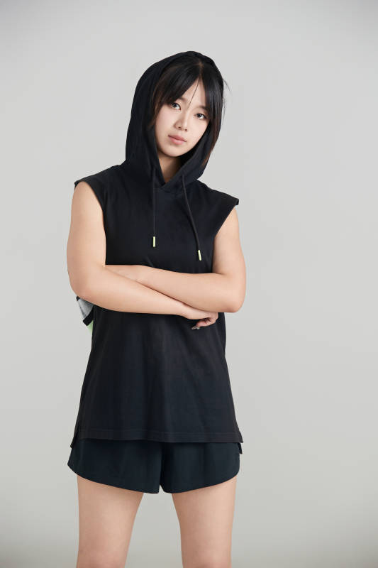 白色背景下的年輕女孩和籃球