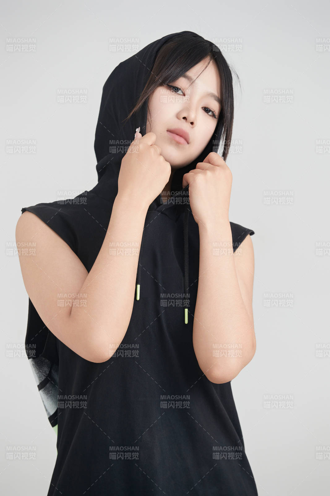 白色背景下的年輕女孩和籃球