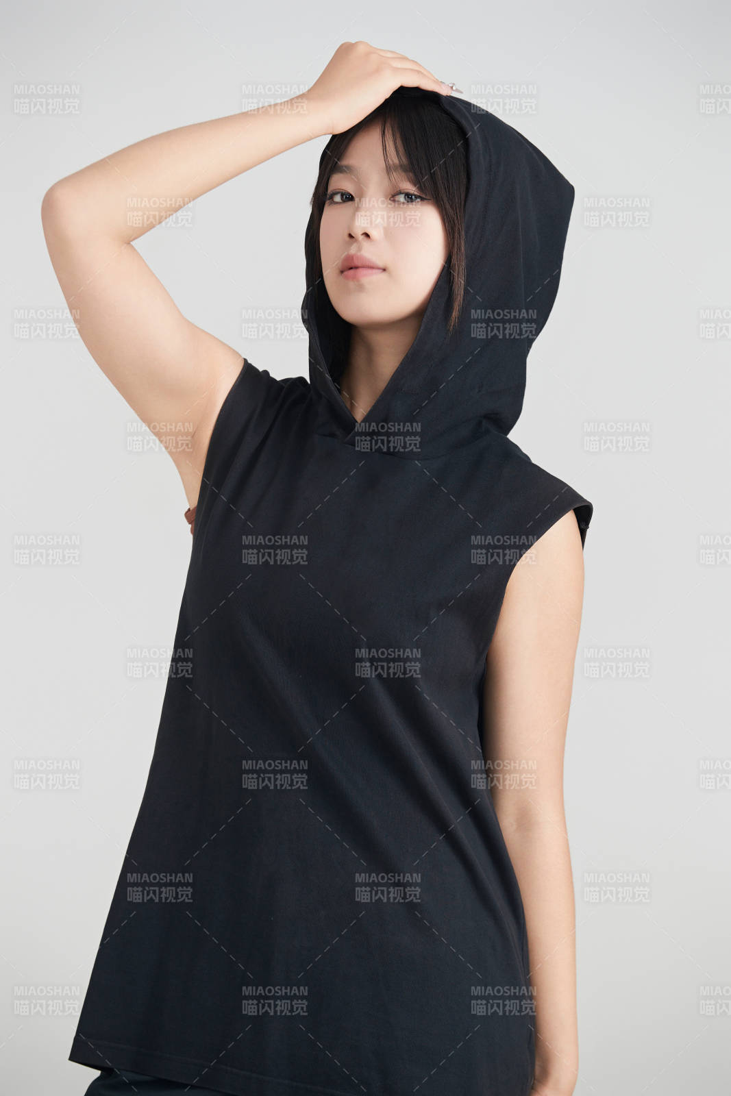 白色背景下的年輕女孩和籃球