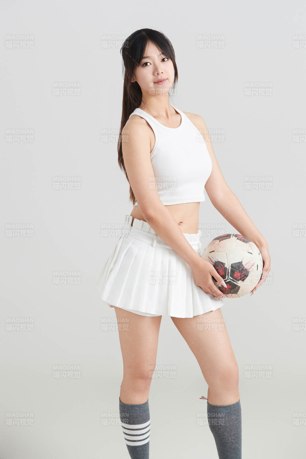 白色背景下的快樂(lè)的足球?qū)氊?>
      </div>
      <div   id=