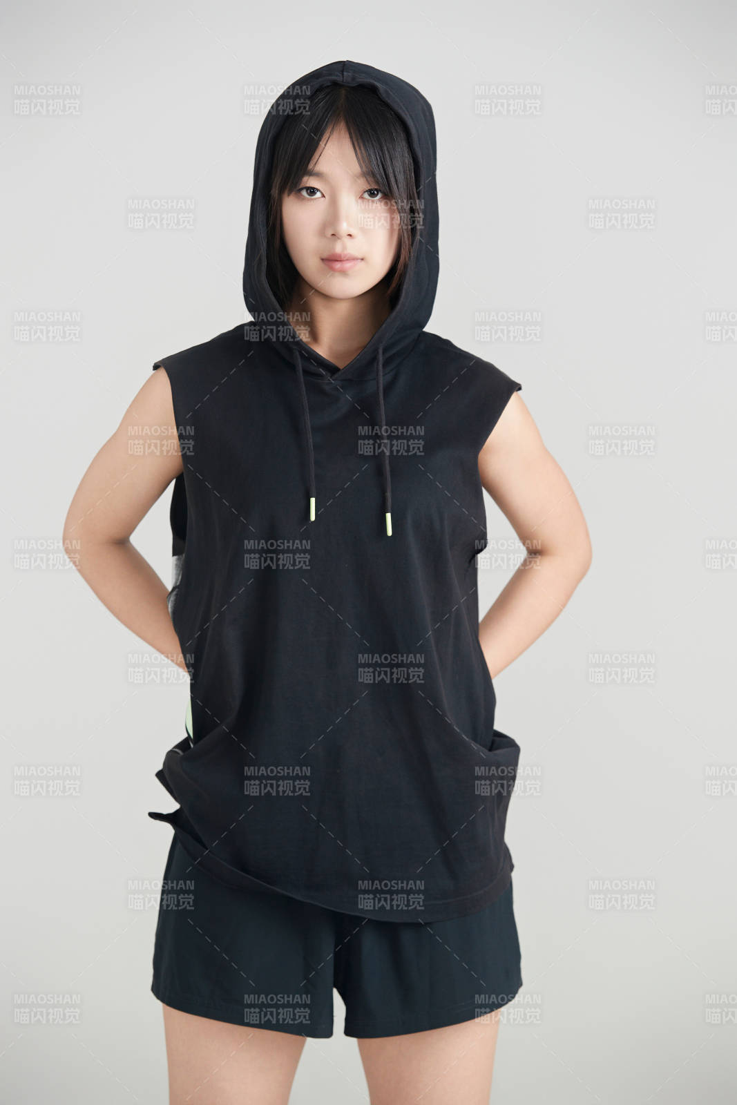 白色背景下的年輕女孩和籃球