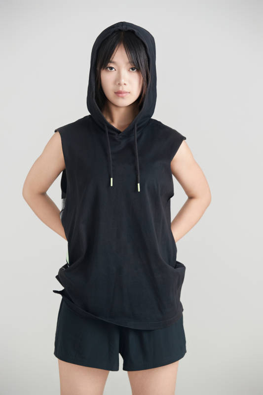 白色背景下的年輕女孩和籃球