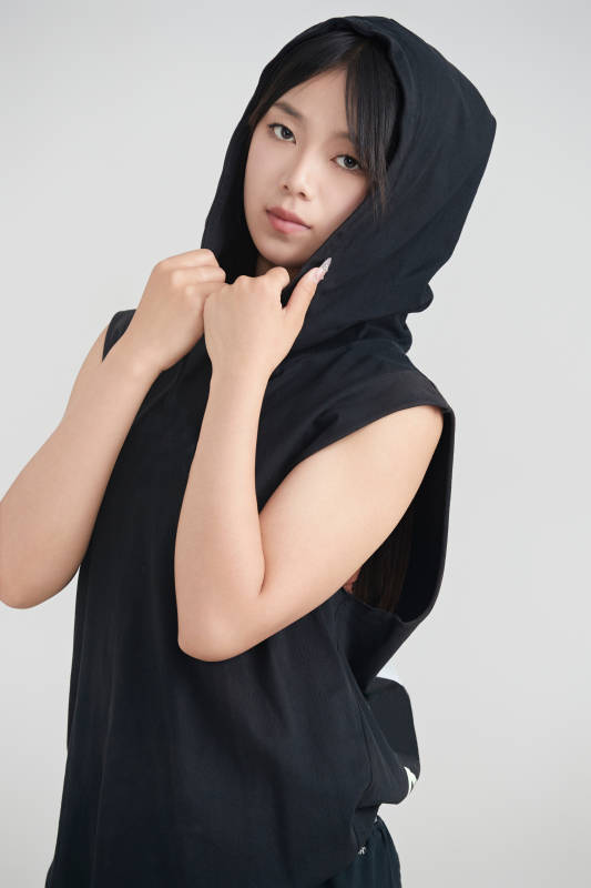 白色背景下的年輕女孩和籃球