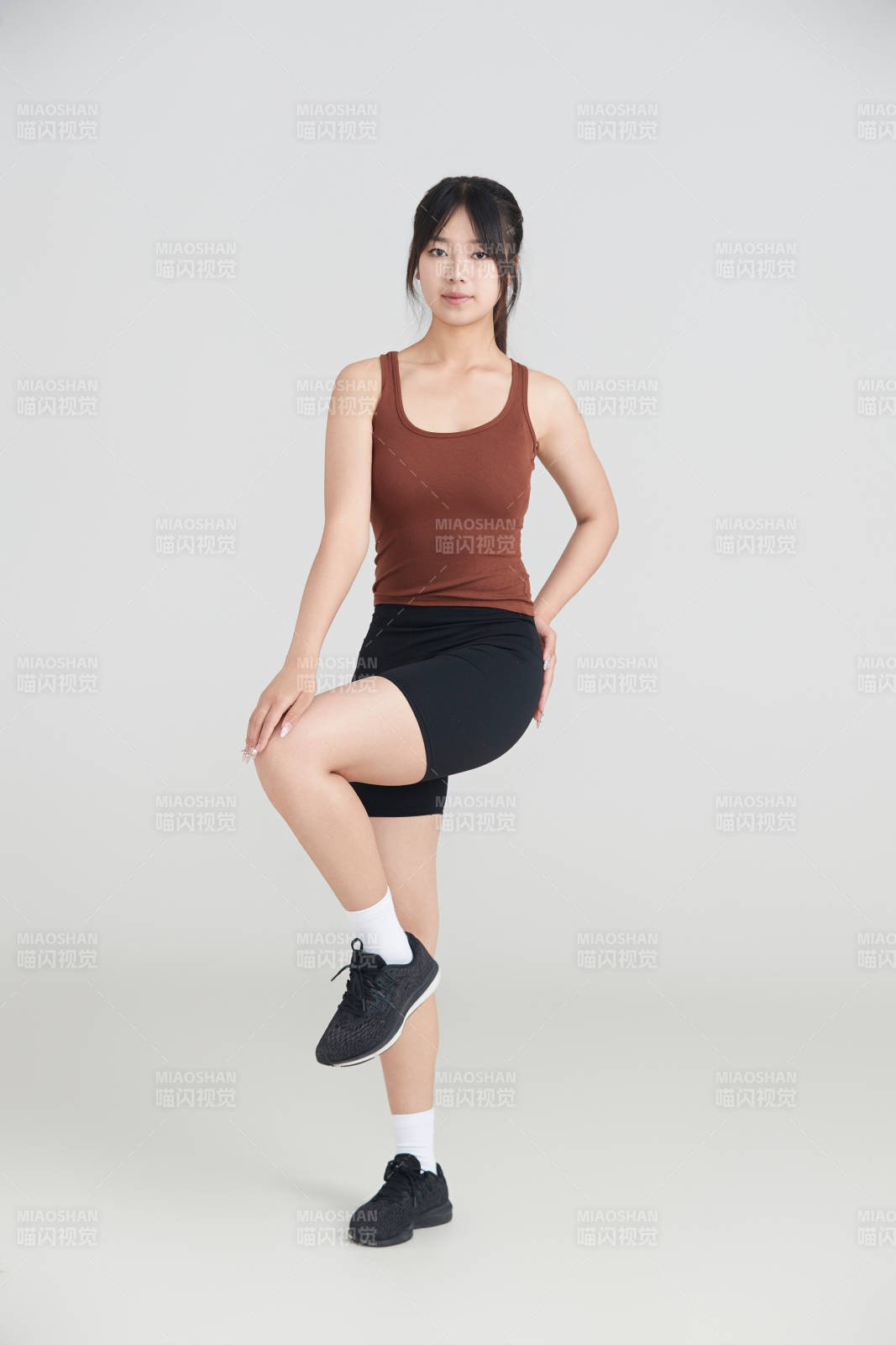 白色背景下作運動健身的亞洲女性