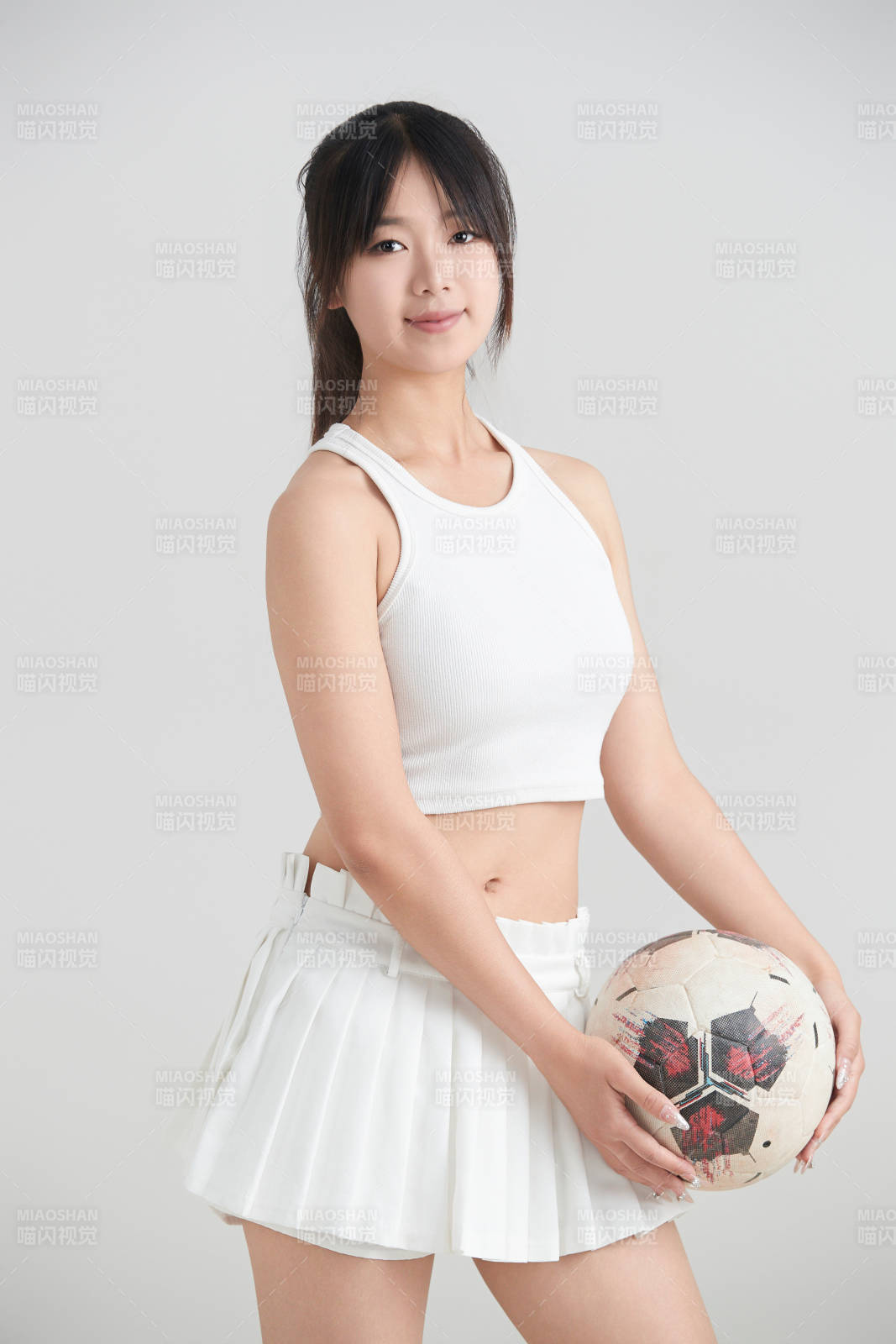 白色背景下的快樂的足球寶貝