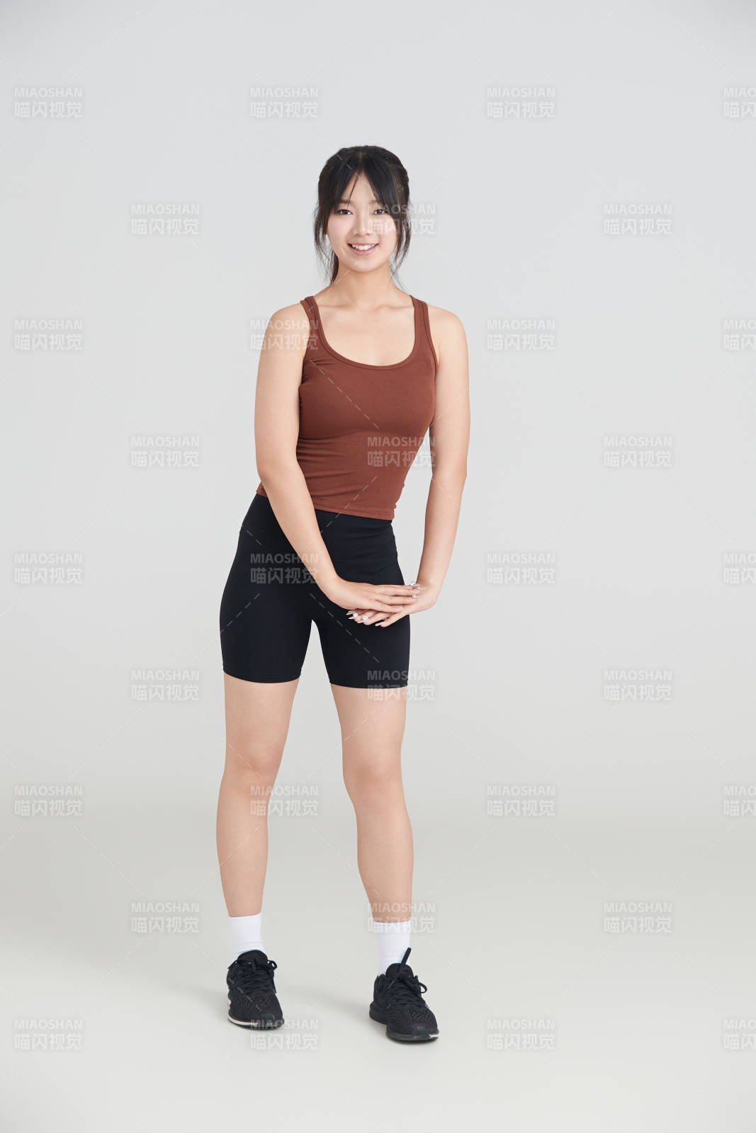 白色背景下作運動健身的亞洲女性