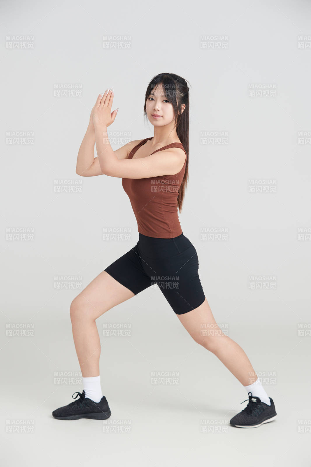 白色背景下作運(yùn)動健身的亞洲女性