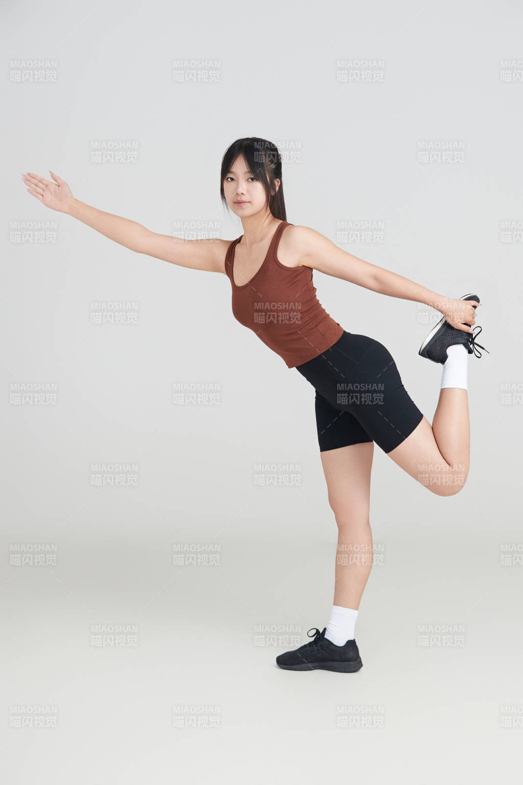 白色背景下作运动健身的亚洲女性