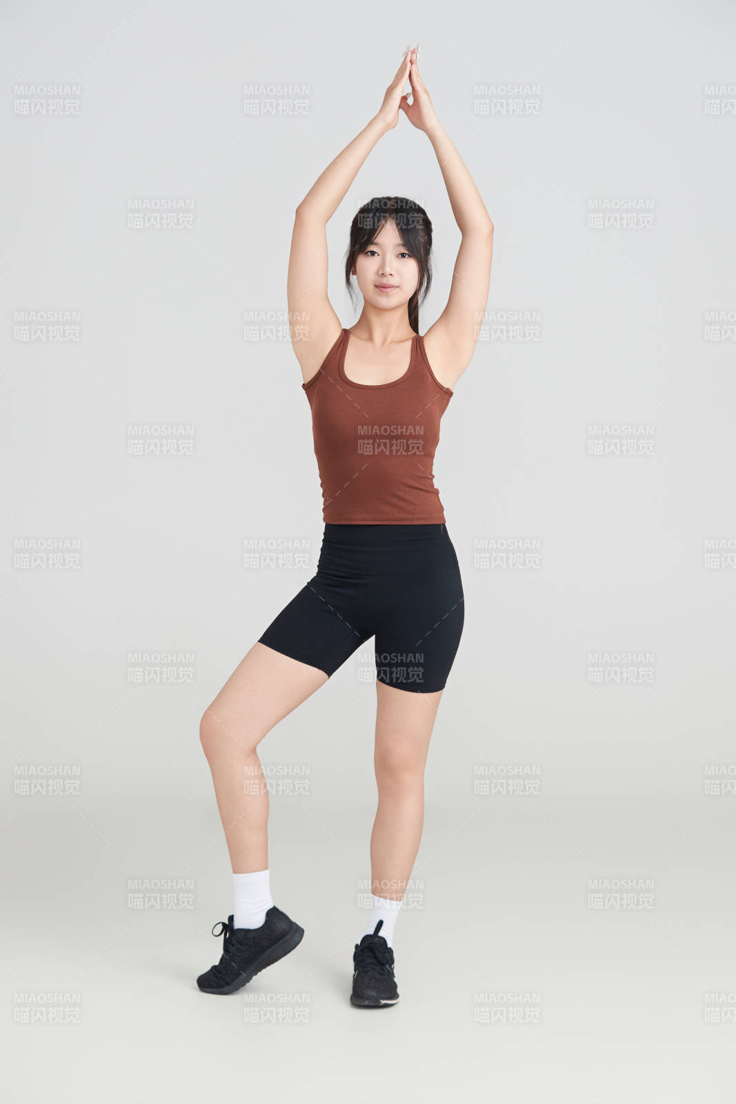 白色背景下作運動健身的亞洲女性