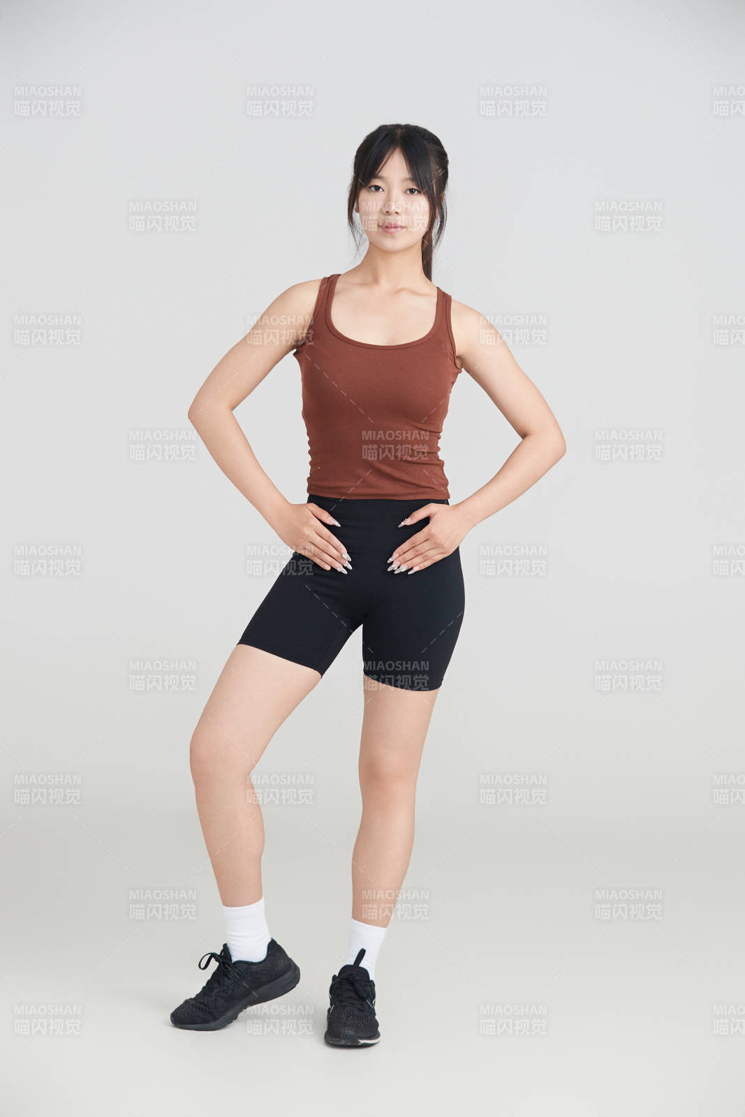 白色背景下作運動健身的亞洲女性