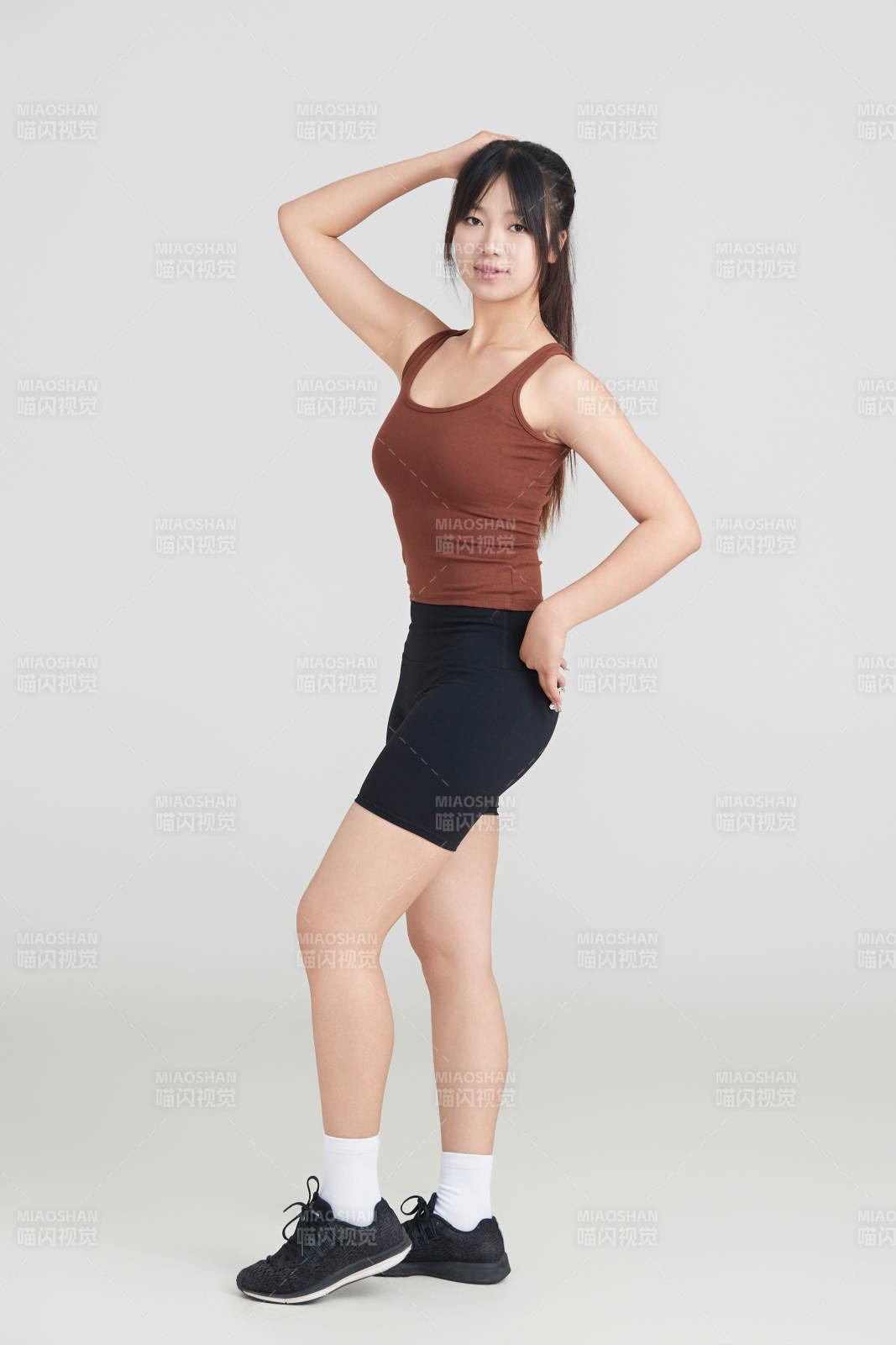 白色背景下作運動健身的亞洲女性