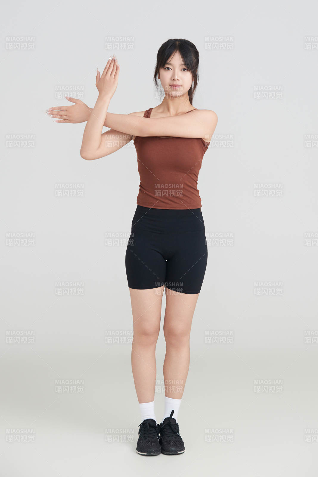 白色背景下作運動健身的亞洲女性