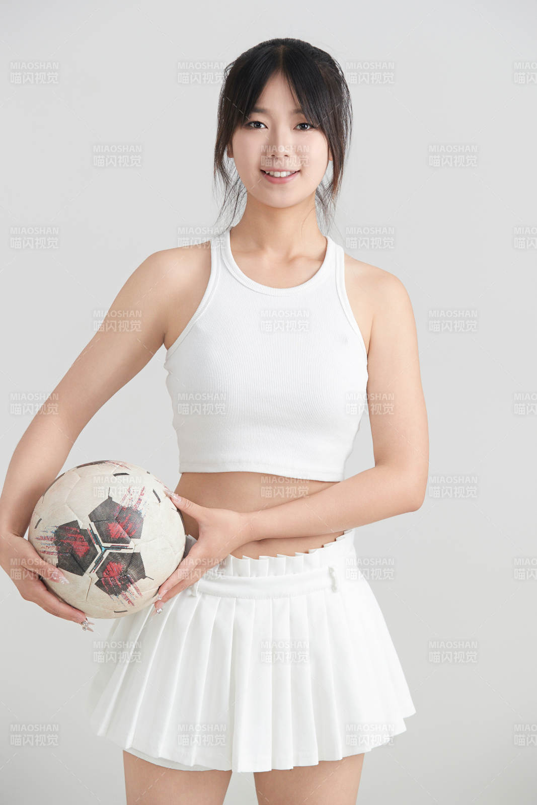 白色背景下的快樂的足球寶貝