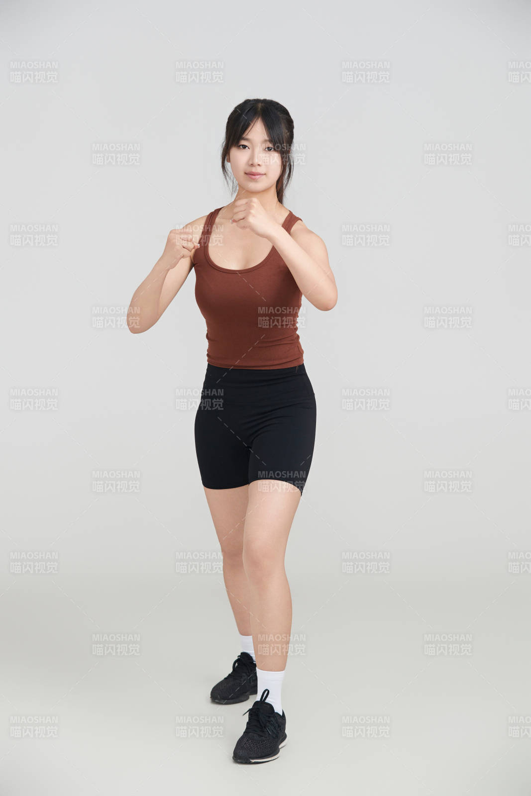 白色背景下作運動健身的亞洲女性