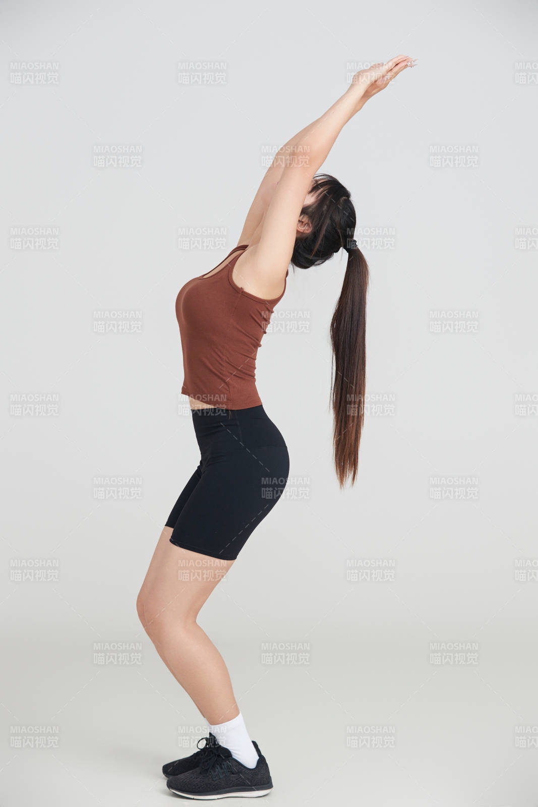 白色背景下作運動健身的亞洲女性