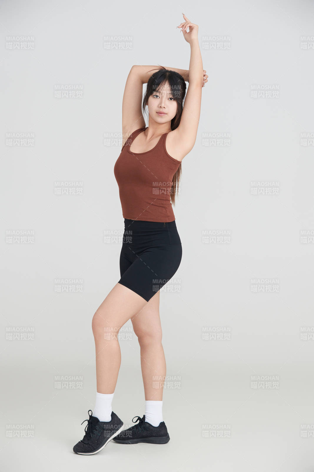 白色背景下作運動健身的亞洲女性