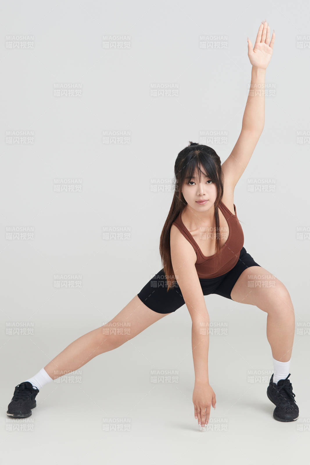 白色背景下作運動健身的亞洲女性