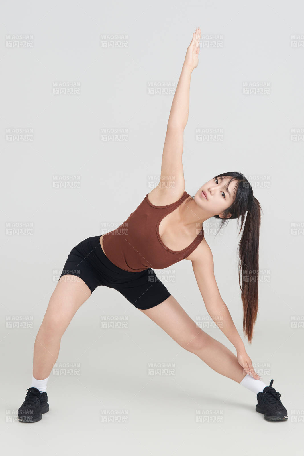 白色背景下作運動健身的亞洲女性