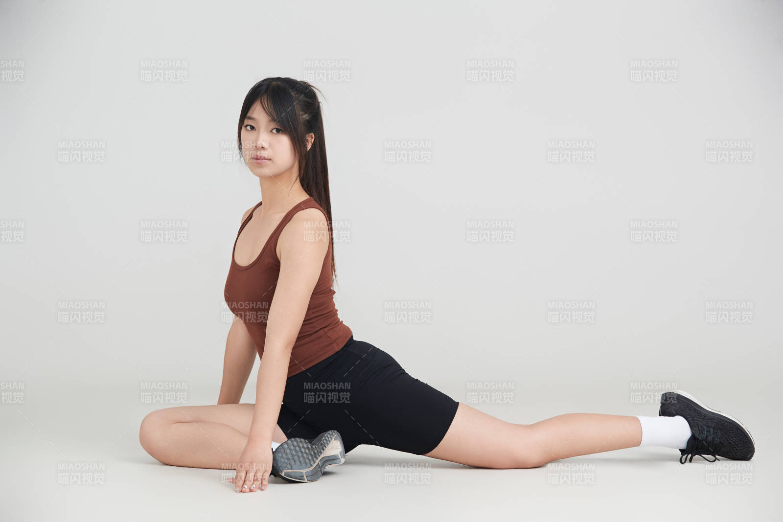 白色背景下作運(yùn)動健身的亞洲女性