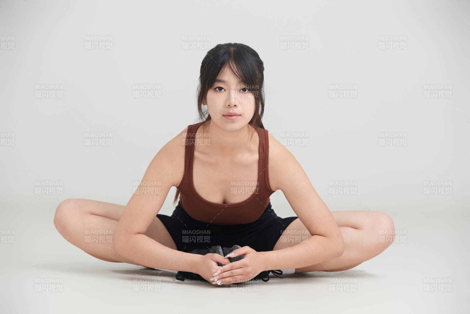 白色背景下作運動健身的亞洲女性