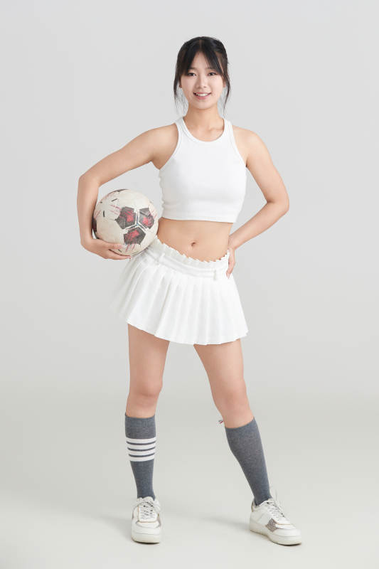 白色背景下的快乐的足球宝贝