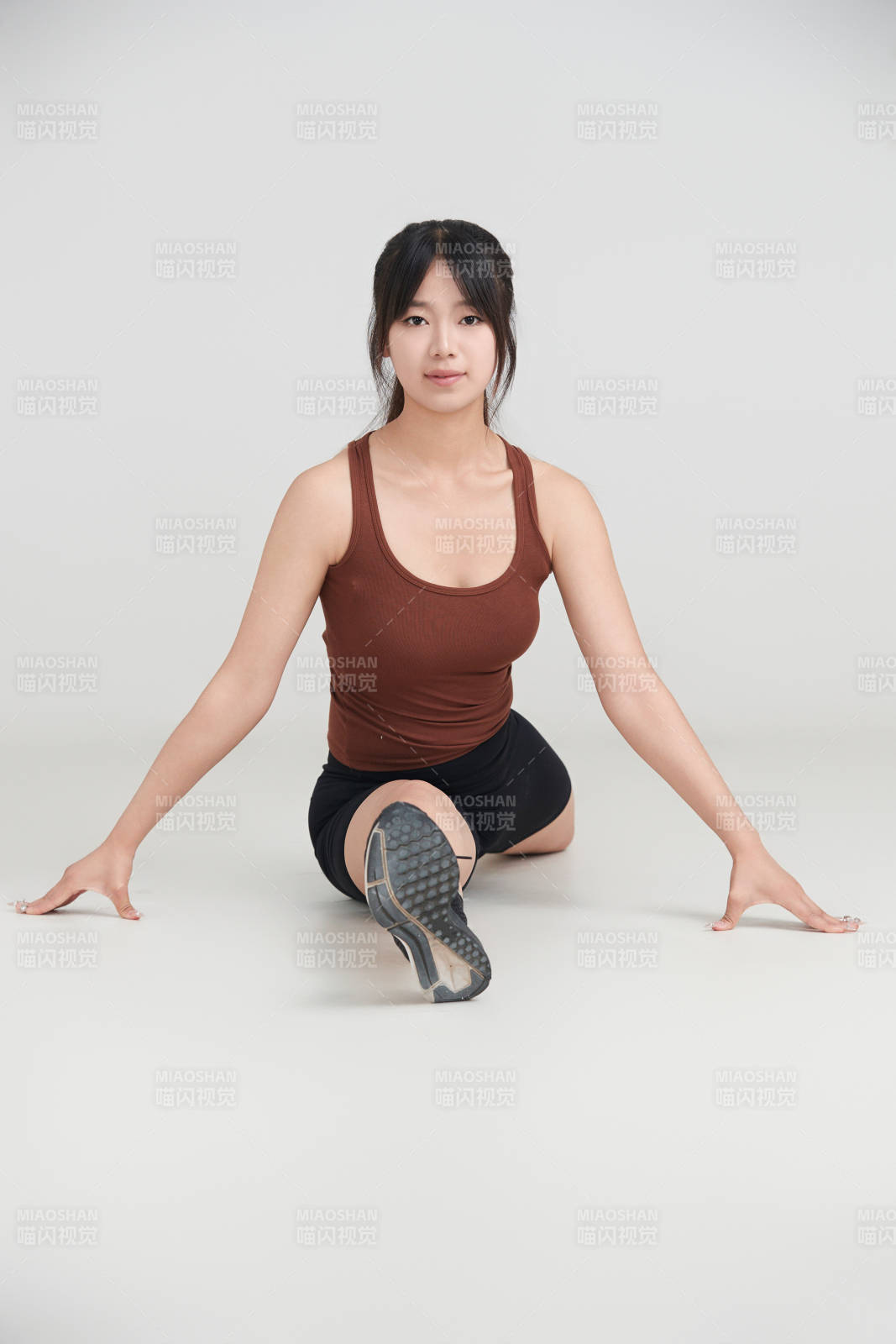 白色背景下作運(yùn)動(dòng)健身的亞洲女性