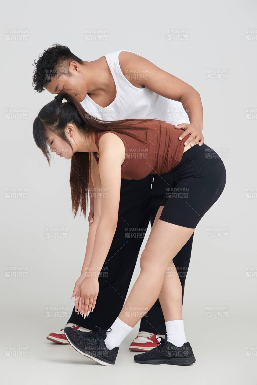 年輕女子在教練的指導(dǎo)下健身