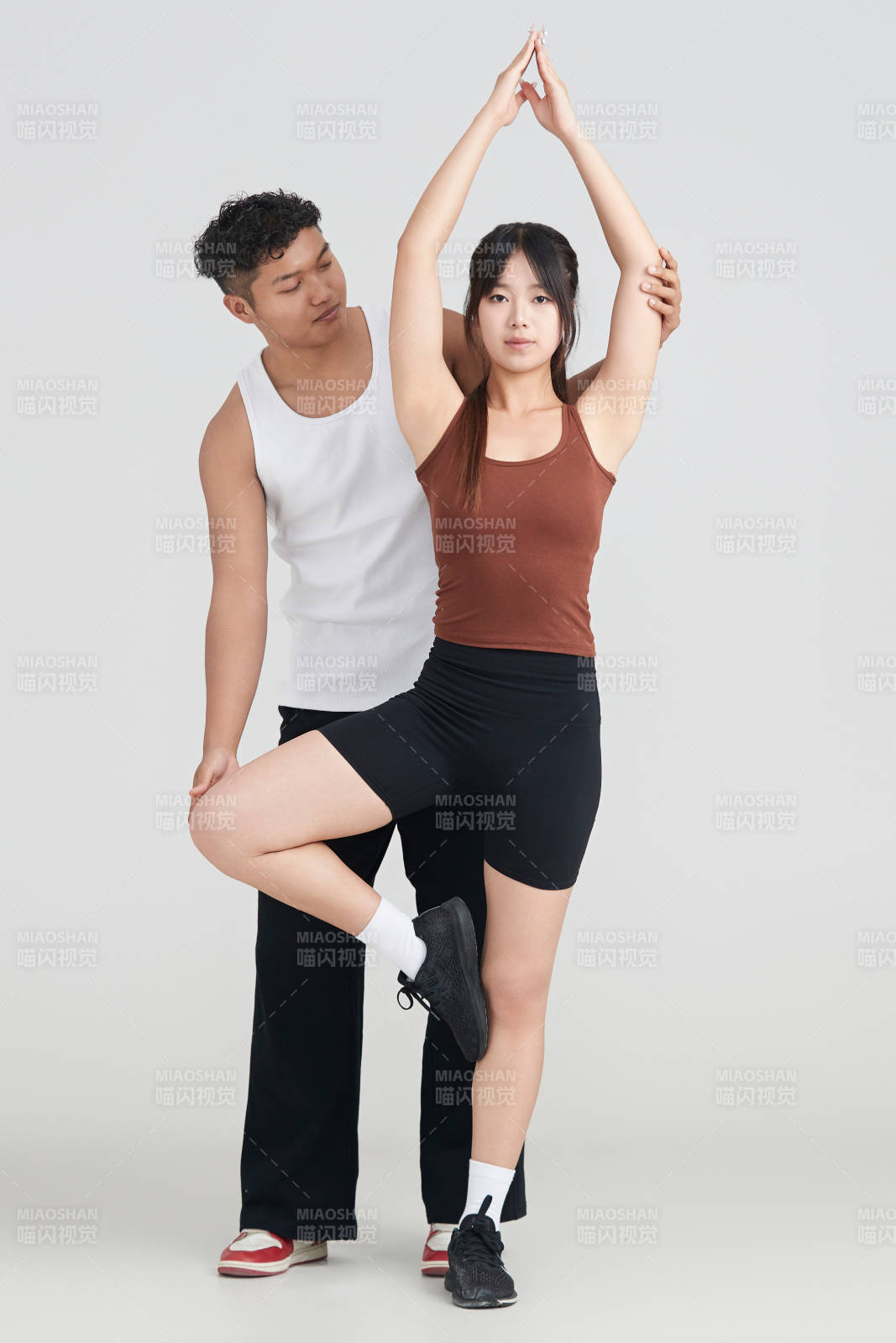 年輕女子在教練的指導下健身