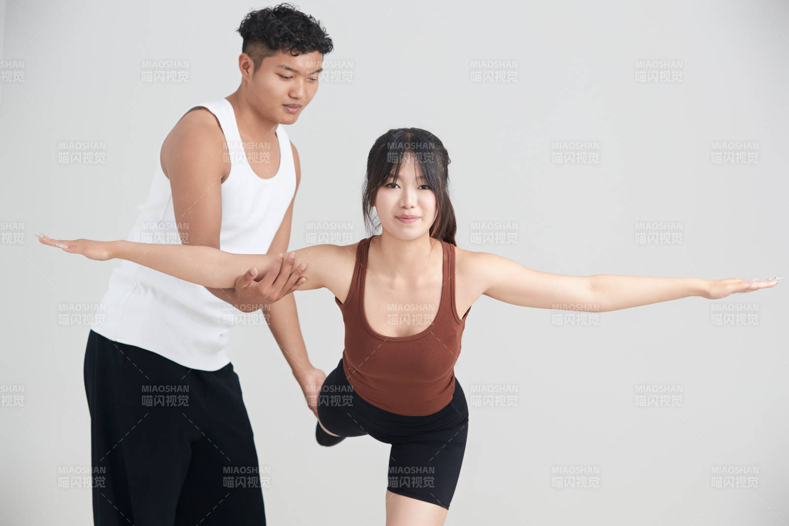 年輕女子在教練的指導(dǎo)下健身