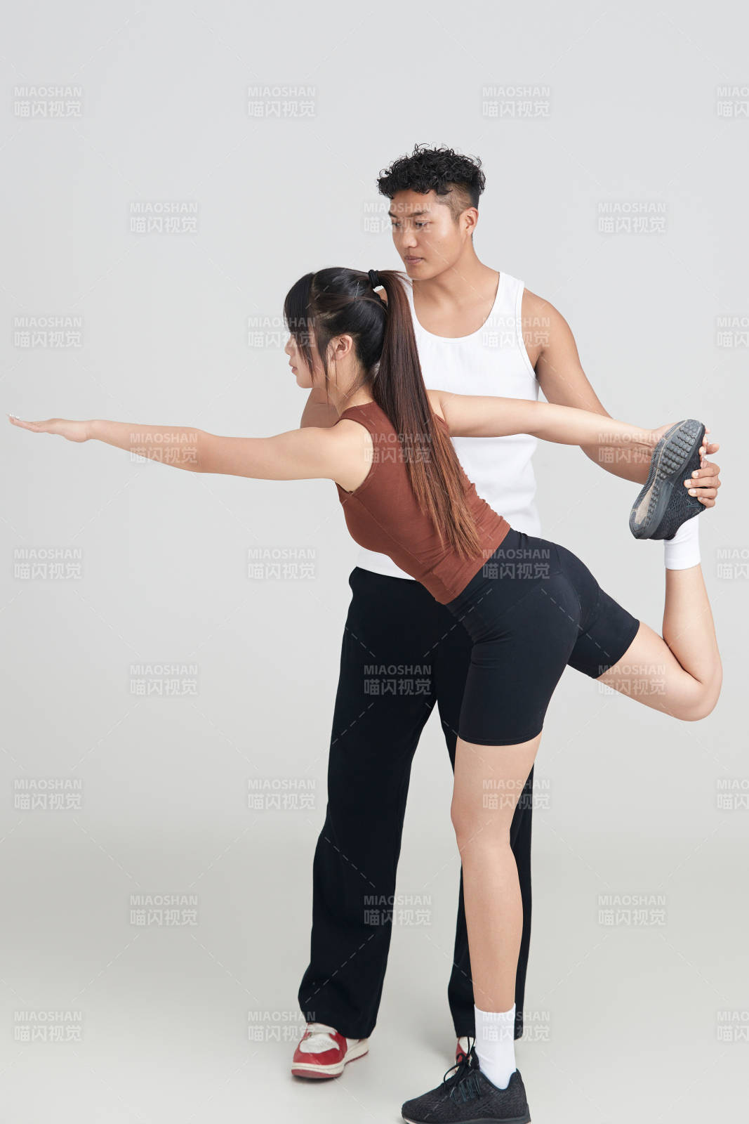 年轻女子在教练的指导下健身