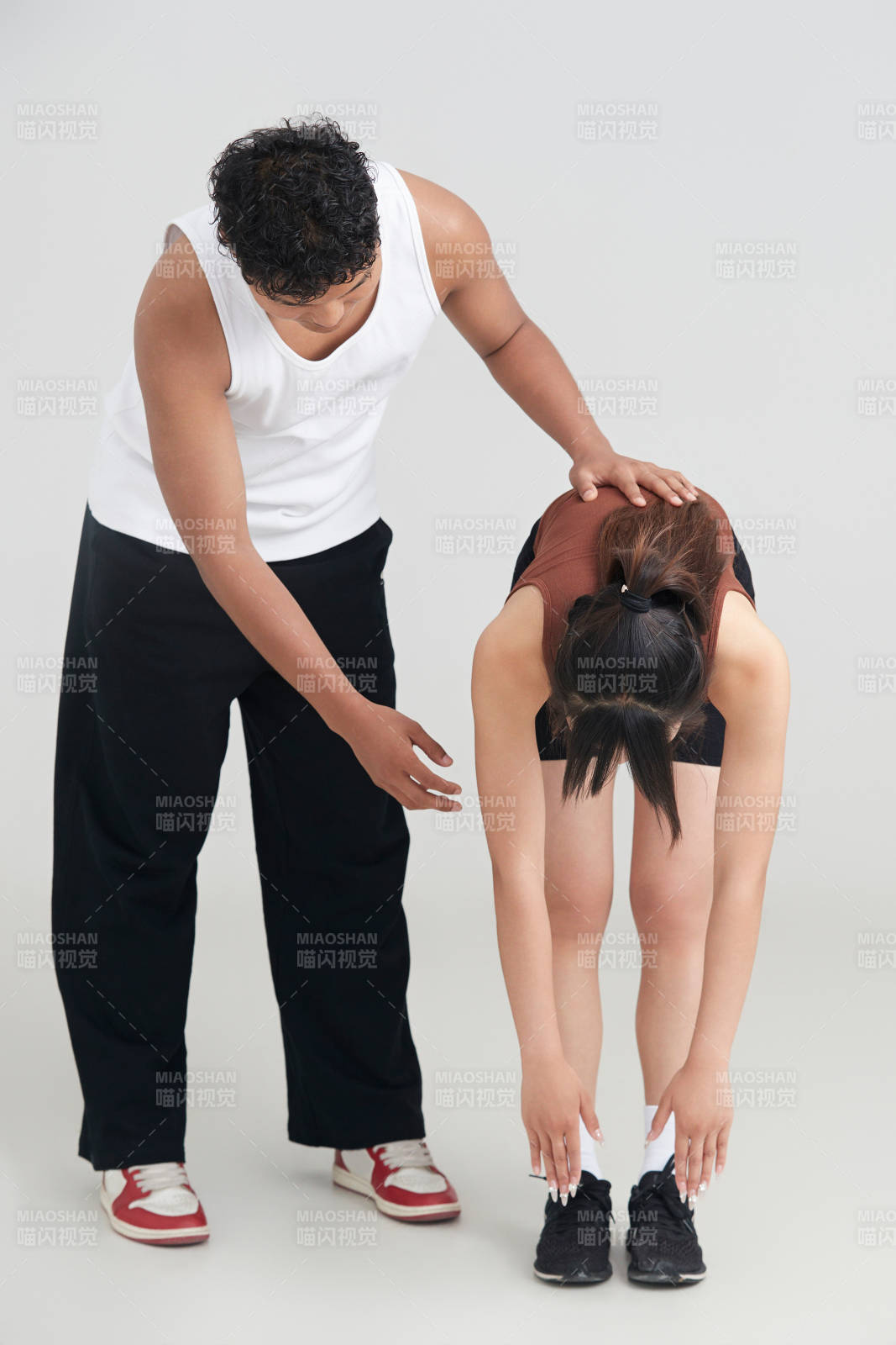 年輕女子在教練的指導下健身