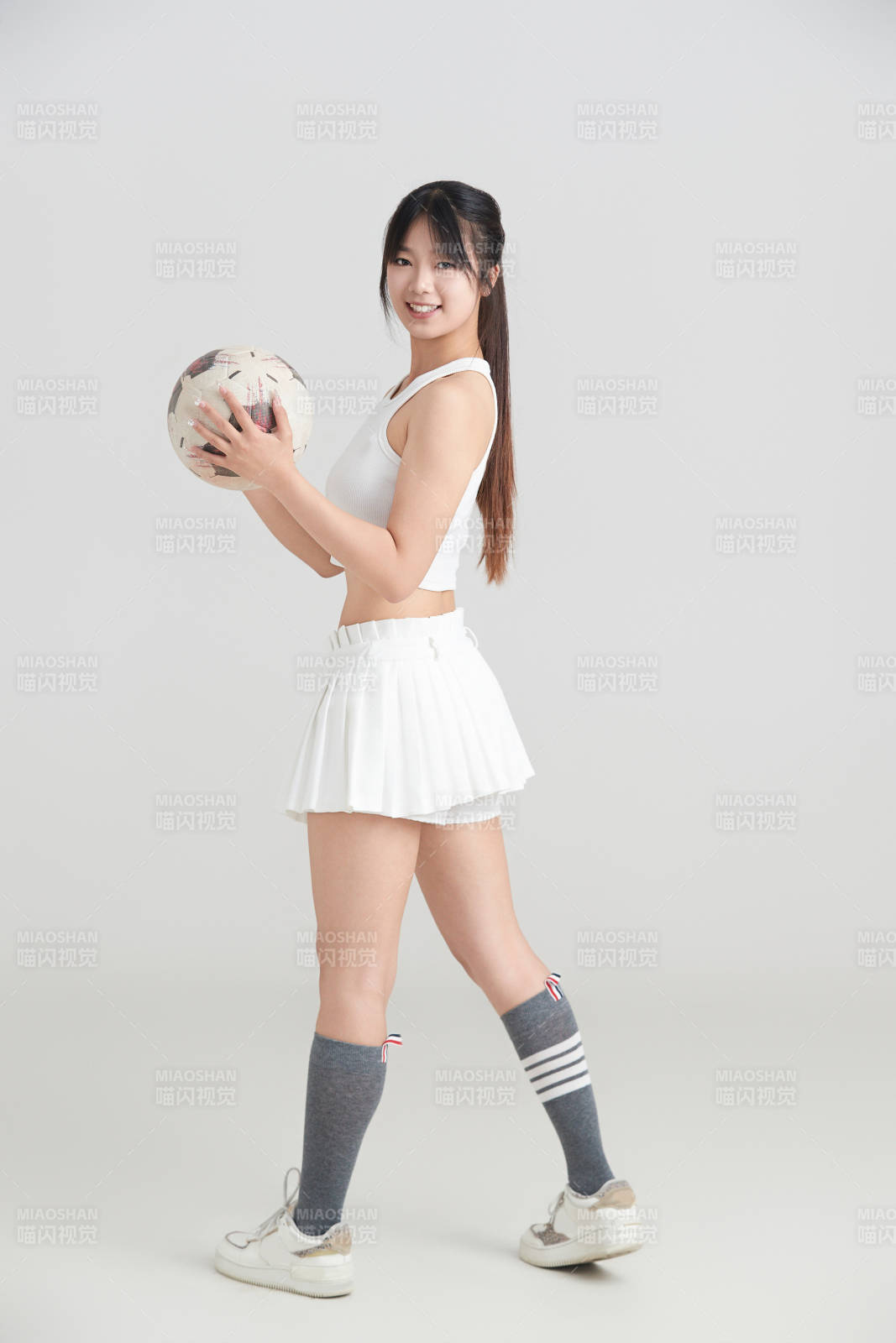 白色背景下的快樂的足球?qū)氊?>
      </div>
      <div   id=