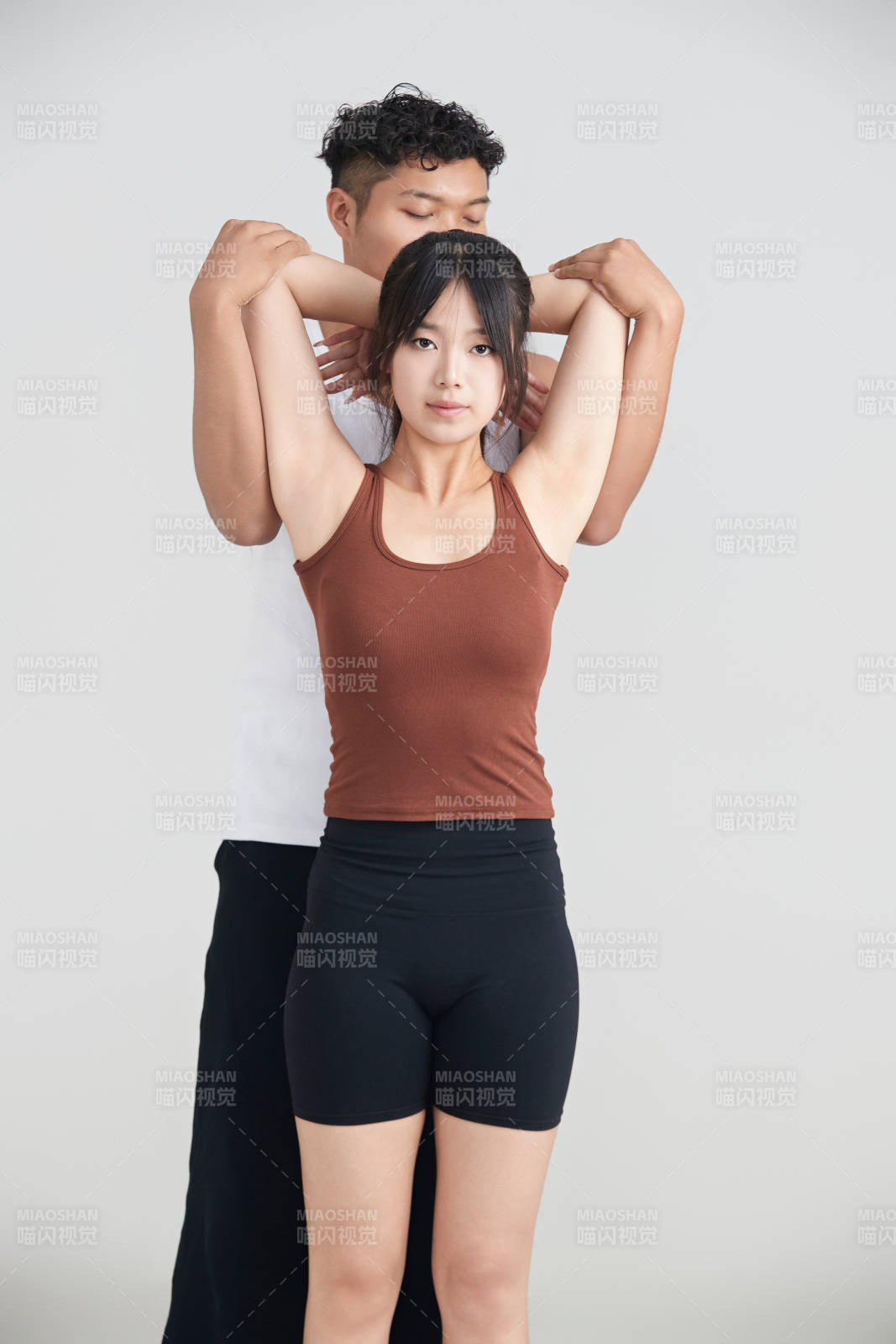 年輕女子在教練的指導(dǎo)下健身