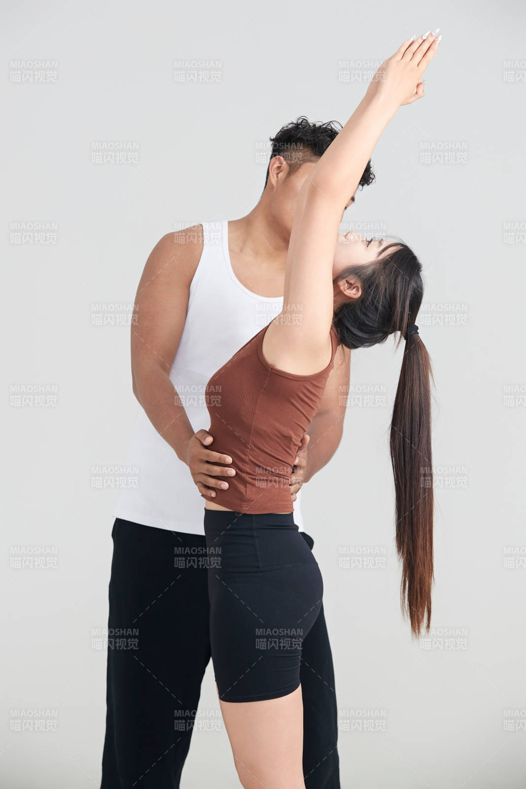 年輕女子在教練的指導下健身