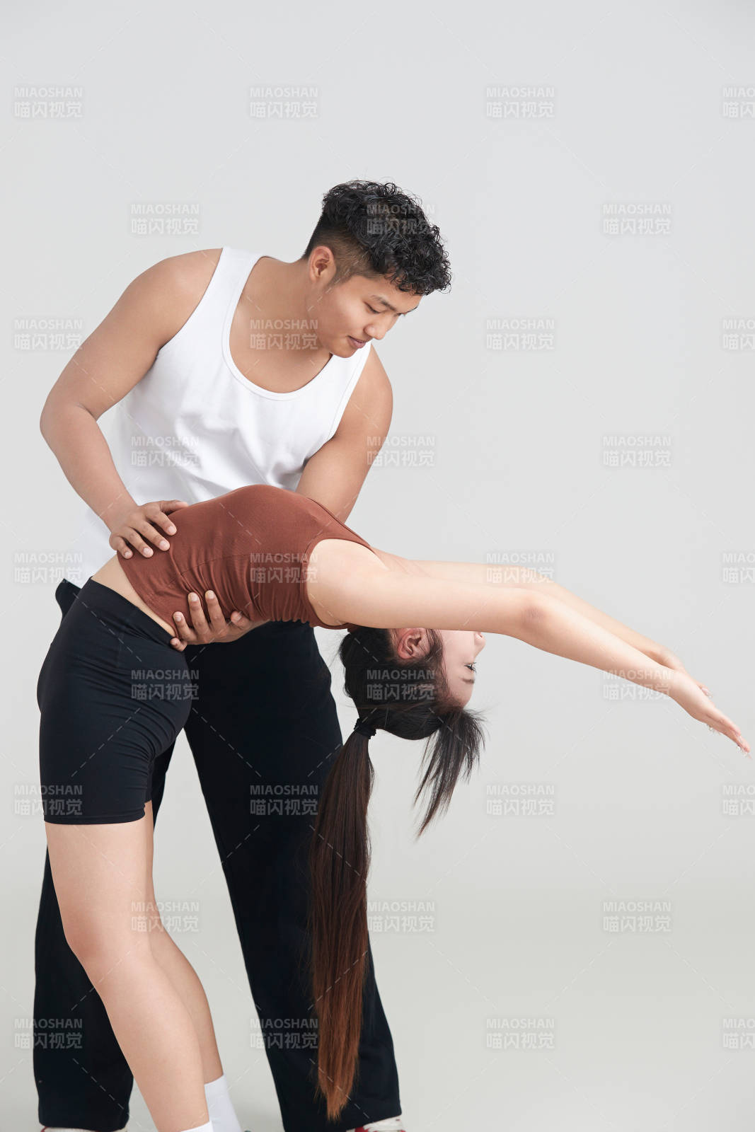 年輕女子在教練的指導下健身