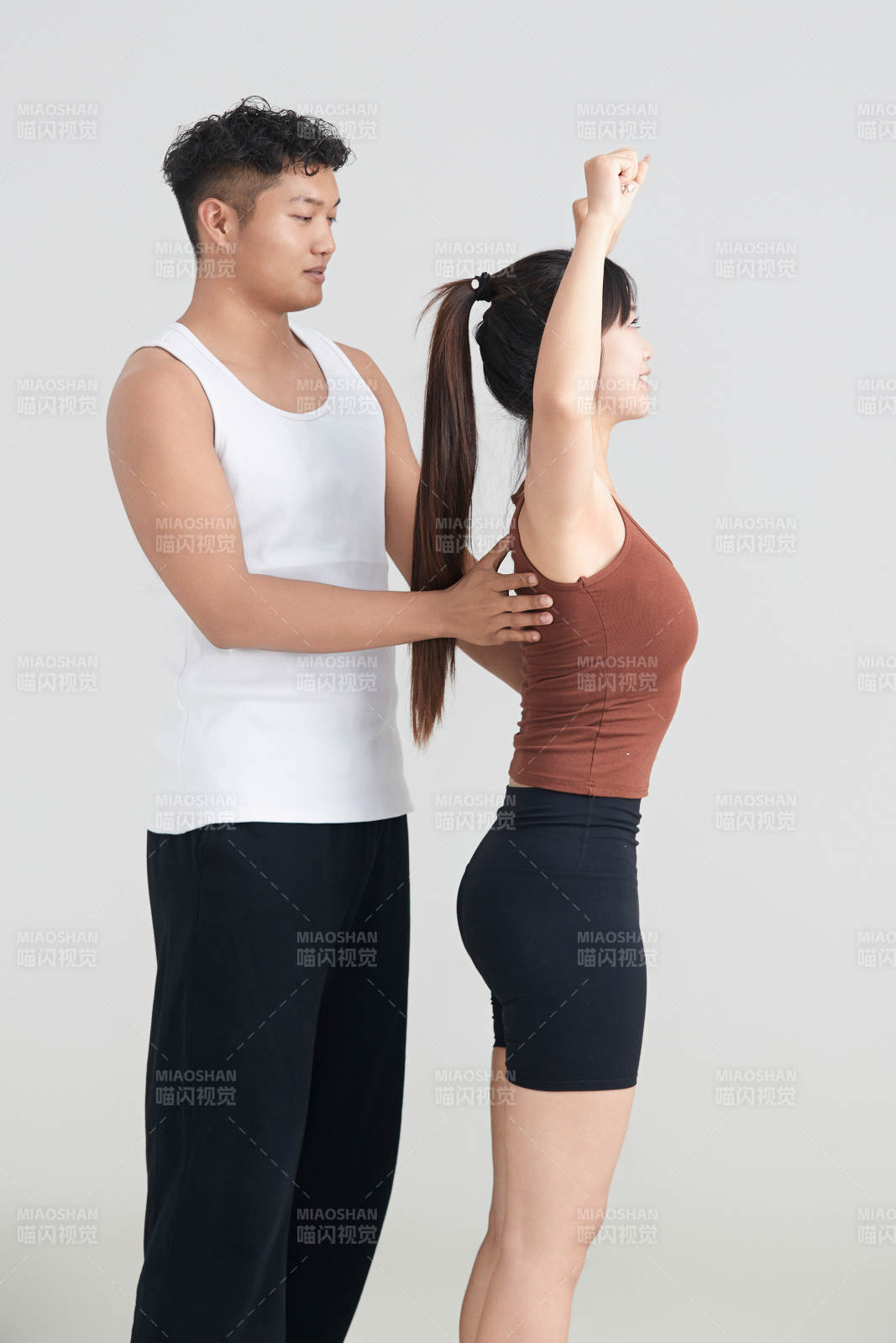 年輕女子在教練的指導(dǎo)下健身