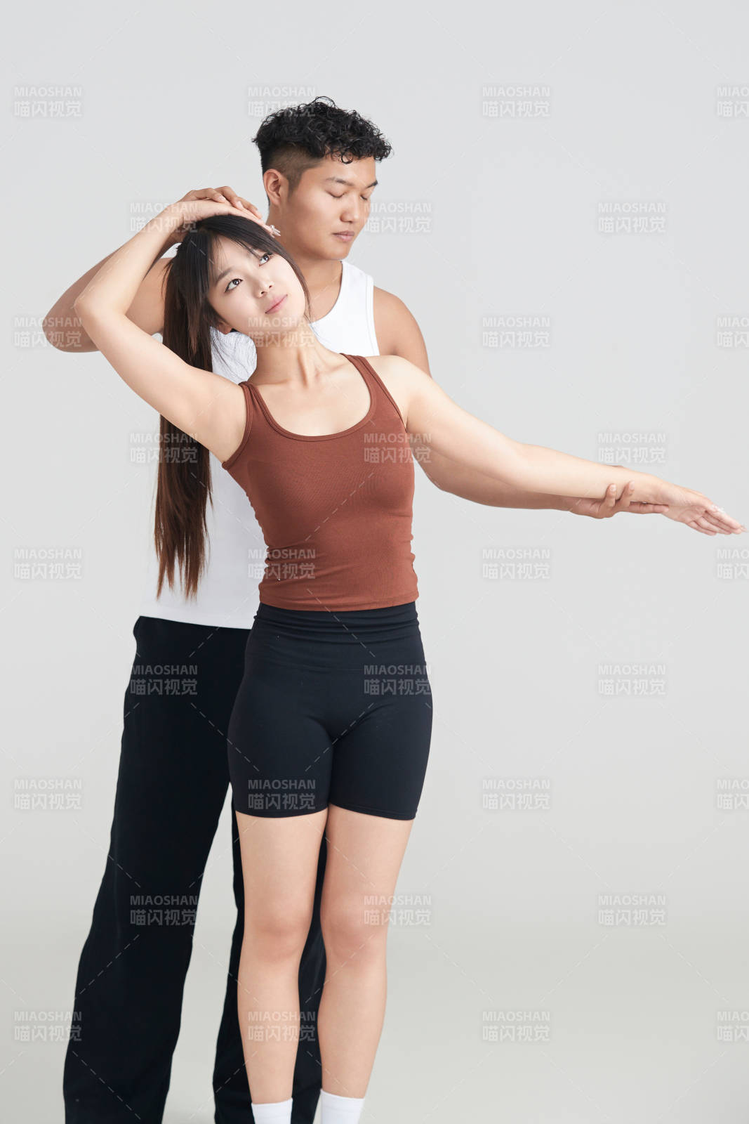 年輕女子在教練的指導(dǎo)下健身