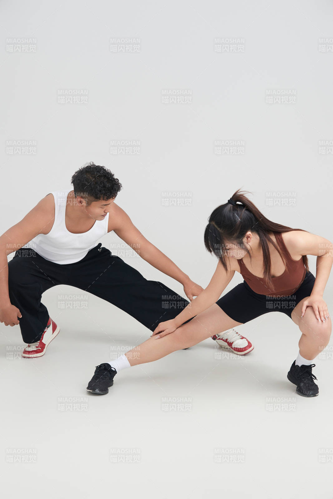 年輕女子在教練的指導下健身