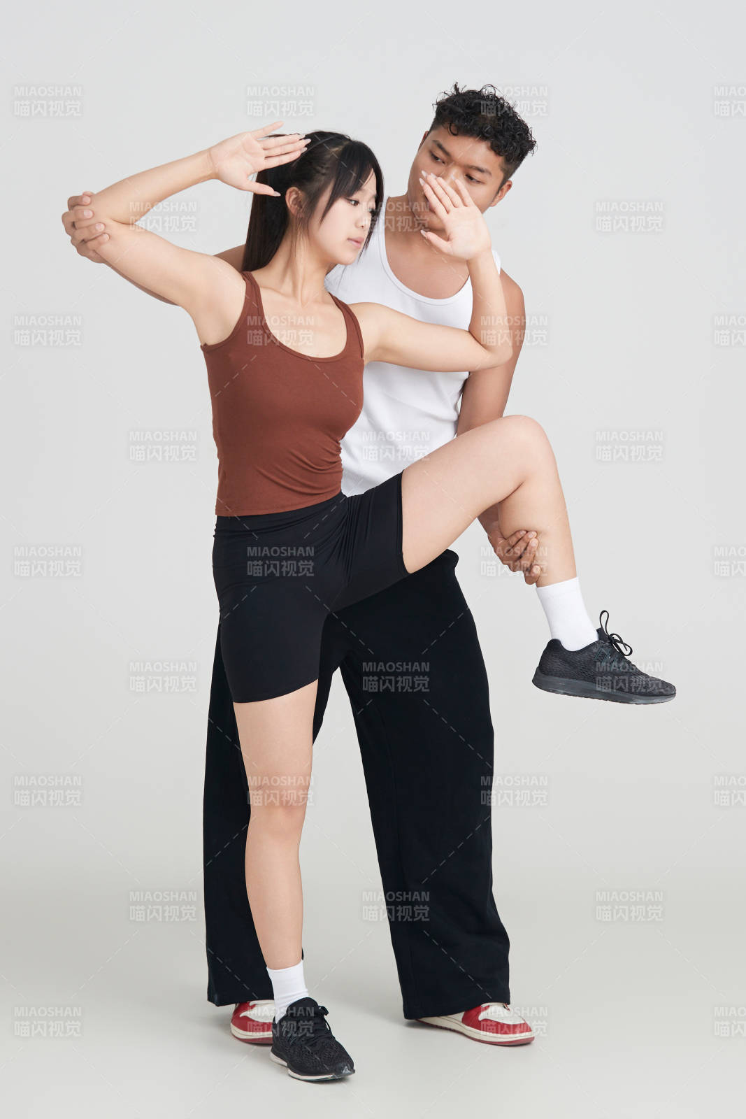 年輕女子在教練的指導(dǎo)下健身