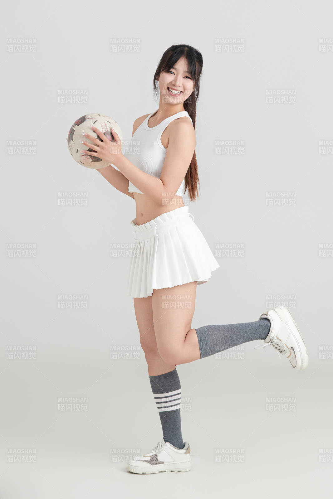 白色背景下的快乐的足球宝贝