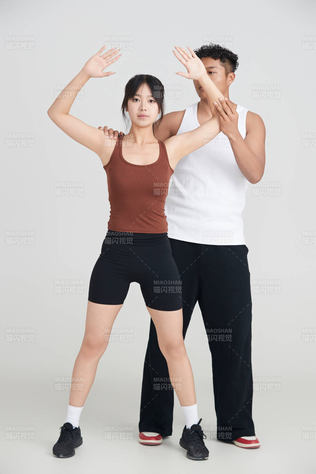 年輕女子在教練的指導下健身